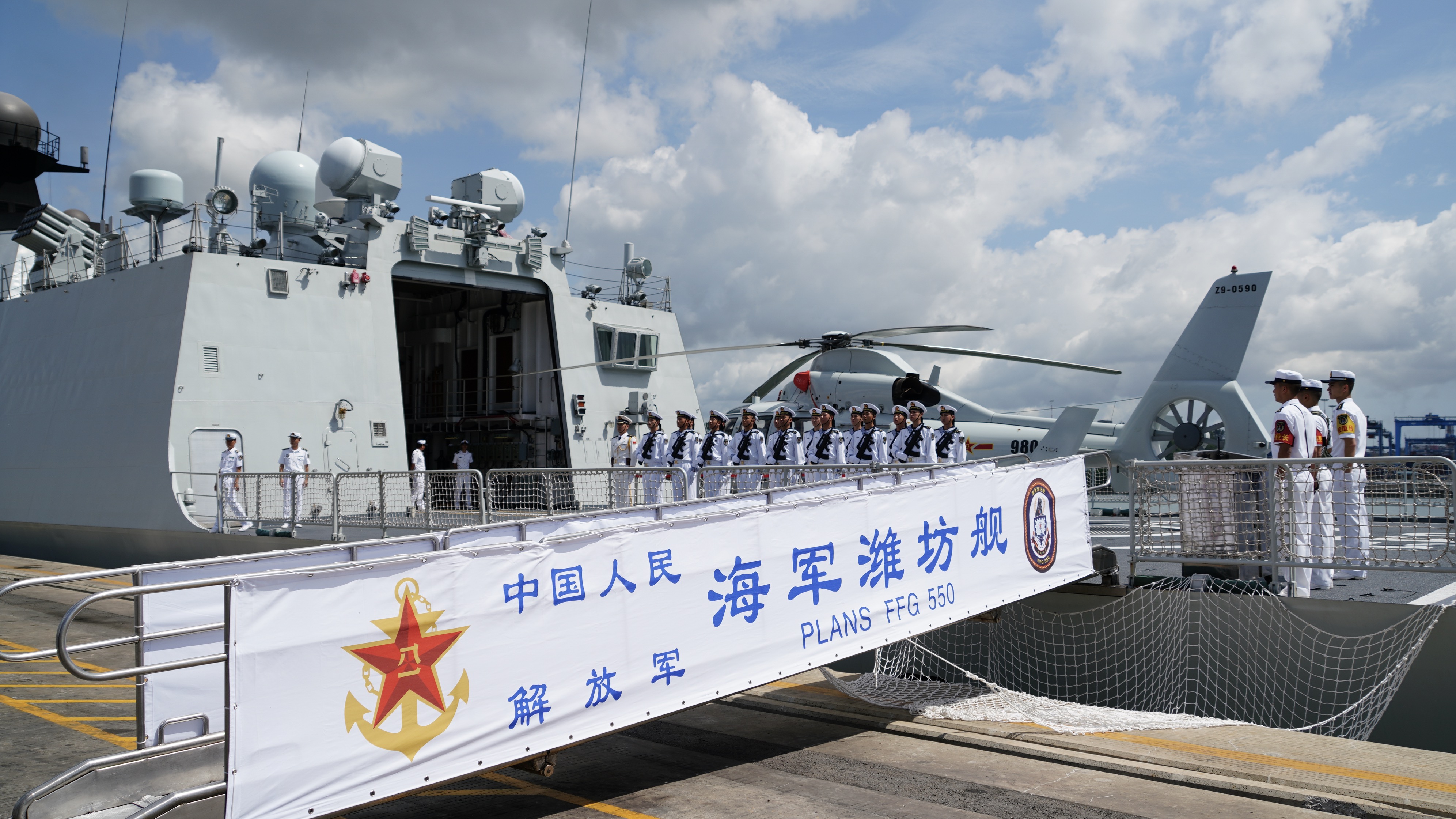 中国海军第33批护航编队潍坊舰技术停靠肯尼亚蒙巴萨港(2)