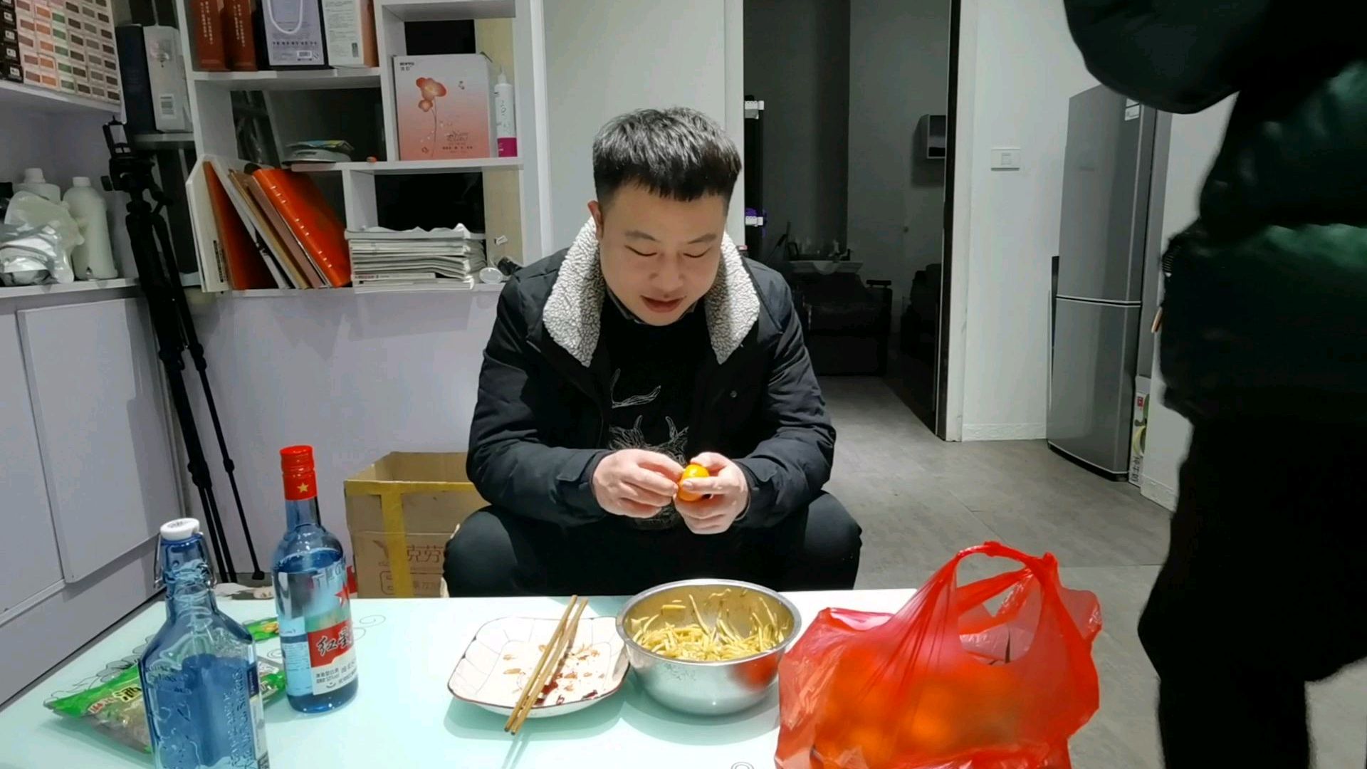 就着花生米芥菜丝,怼半斤二锅头,刚喝上劲媳妇回来了