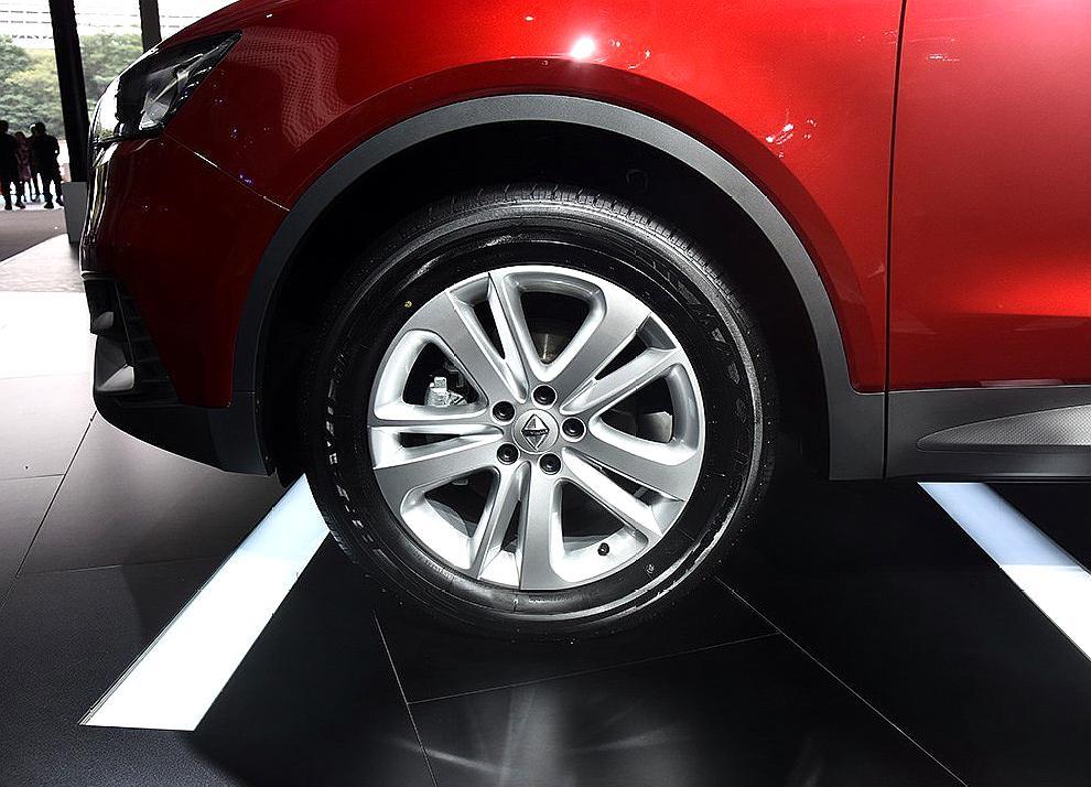 18寸多辐式轮圈,尺寸为225/60 r18,使用的是玛吉斯bravo hp轮胎