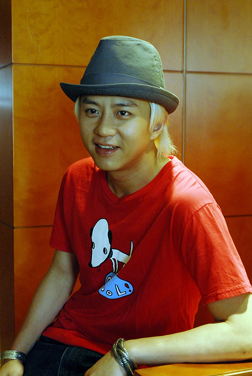 帅气的邓超戴上墨镜,散发出迷人的魅力,让人目不转睛!