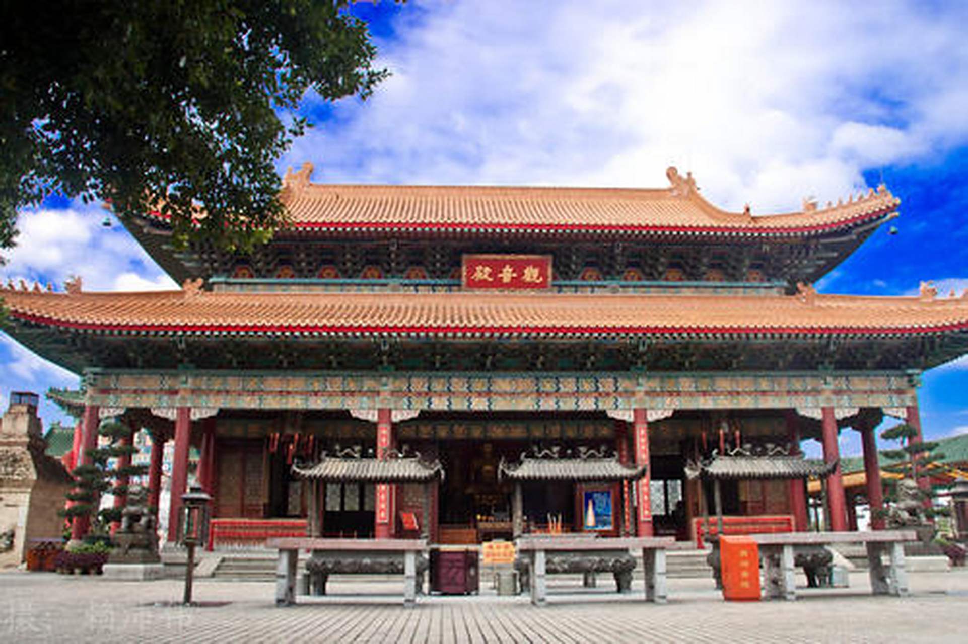 圆玄道观是广东省道教学院所在地,道观按照道教风水布局,大殿仿天坛