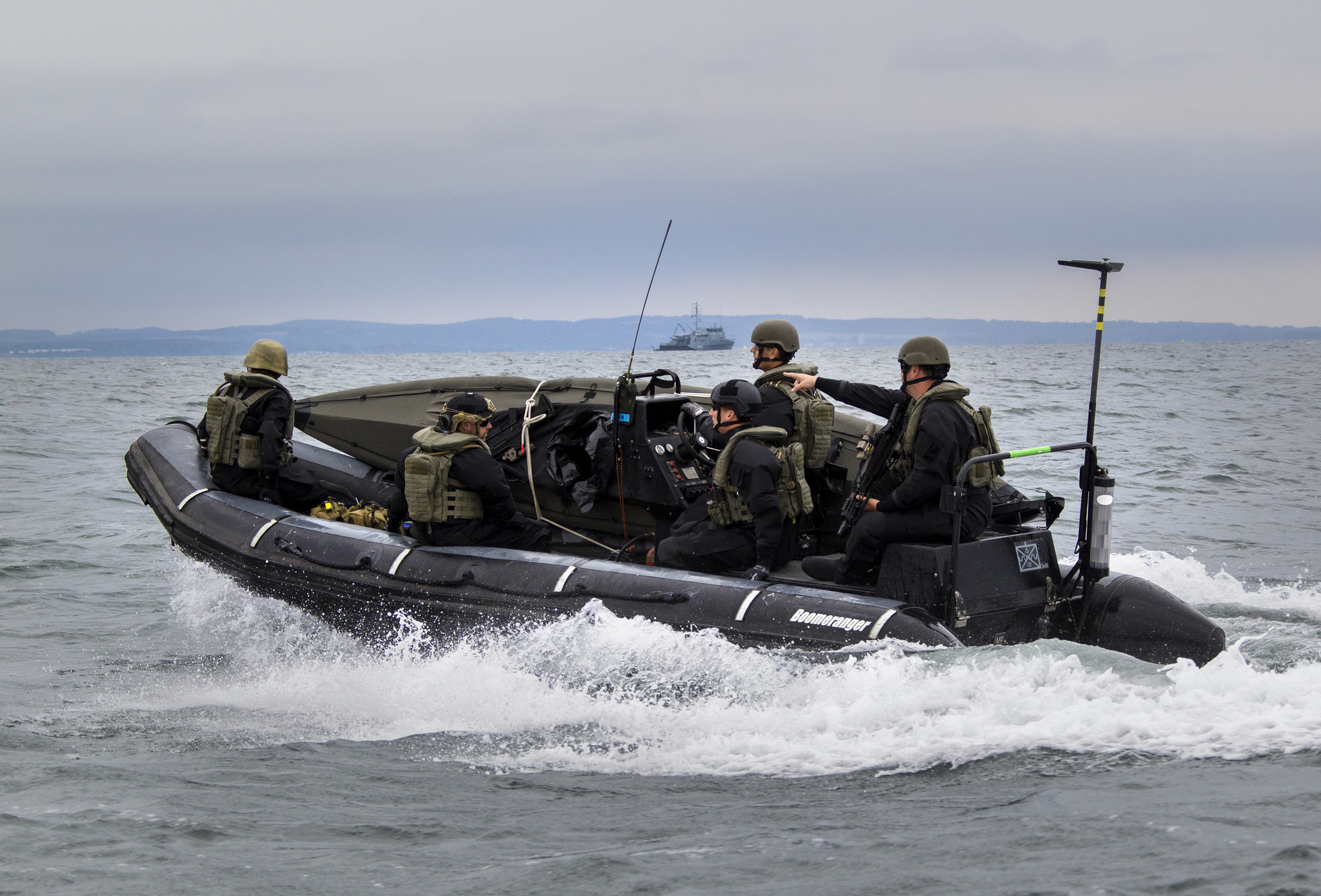 极限挑战,德国水鬼,皮划艇潜入敌方领土,极浅水域潜水扫雷