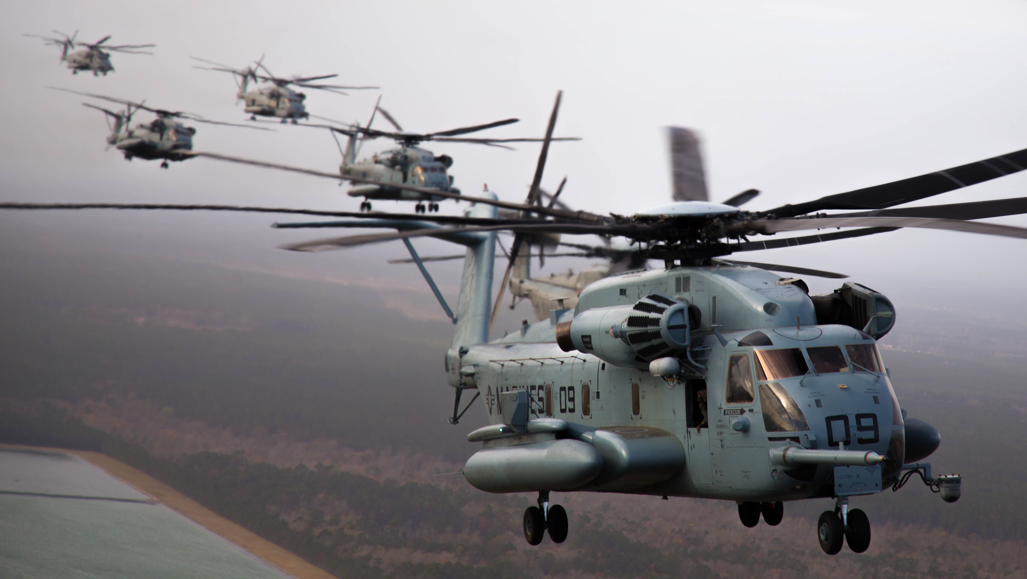 美国海军陆战队最大重型直升机"超级种马"在空中排队