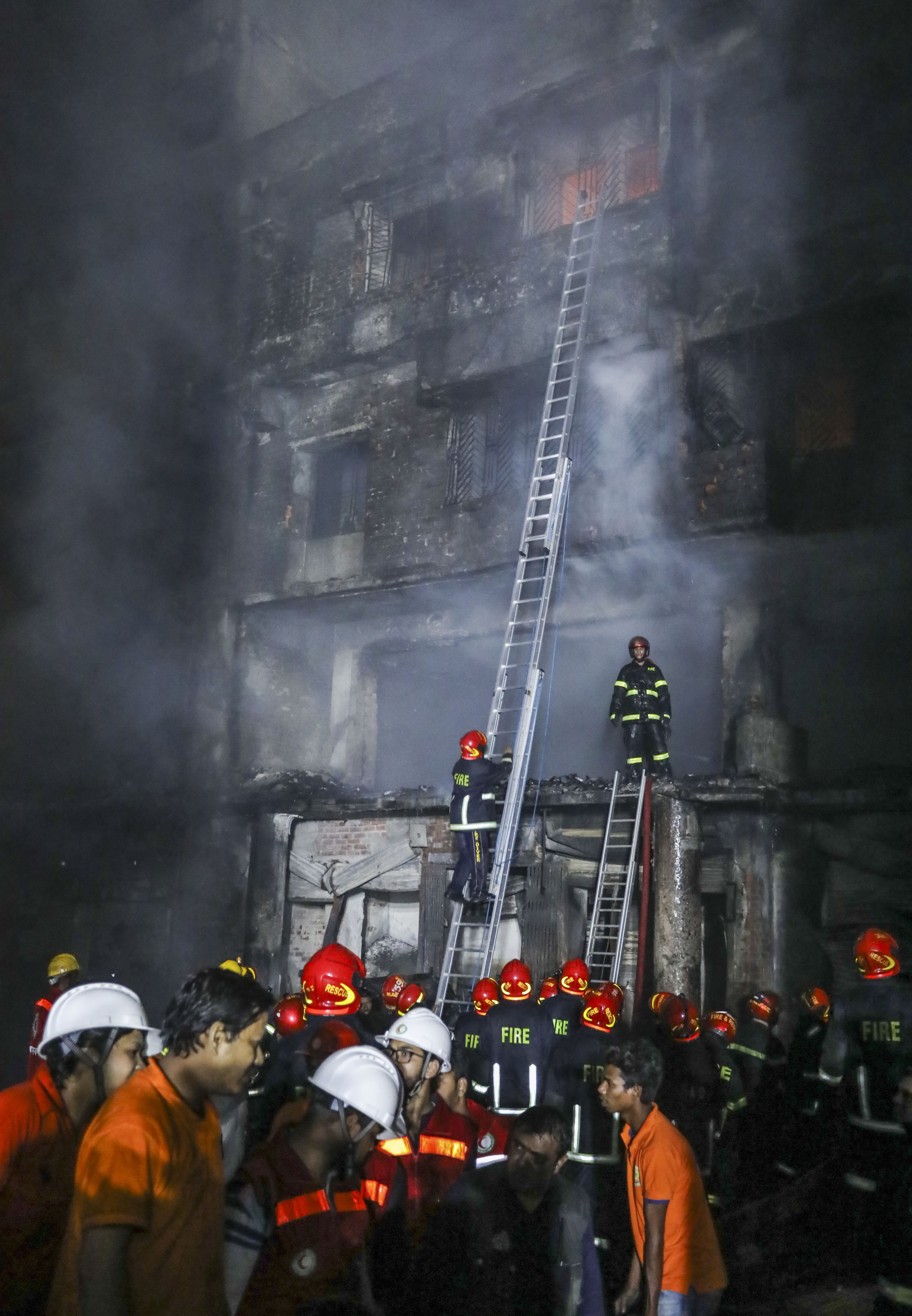 孟加拉国首都火灾导致至少81人丧生(12)