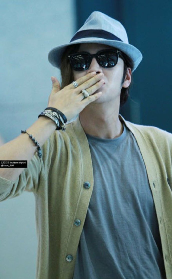 就算理成板寸头 也是我喜欢人的模样 继续想你151@张根硕 >>关注