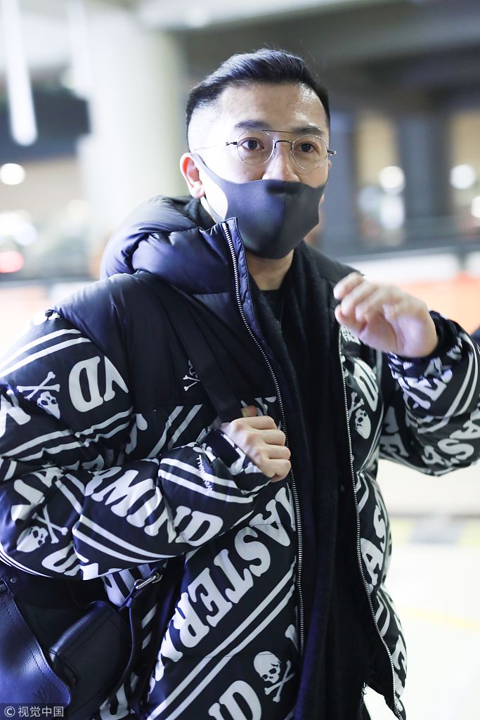 苏有朋练瑜伽变网友玩坏变表情包 口罩遮面单肩背包酷帅有型