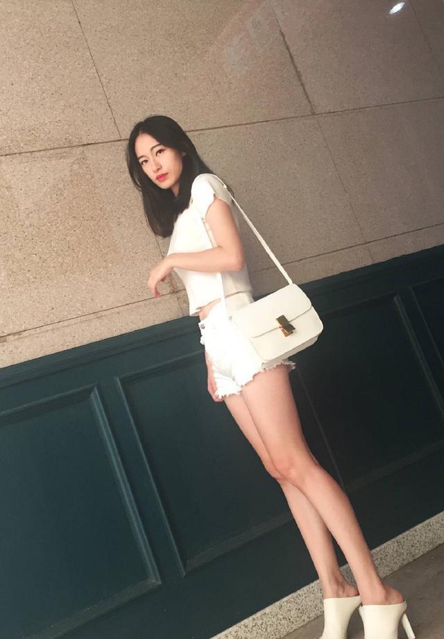 90后小姐姐,白色t恤搭配白色短裤,一米八的即时感