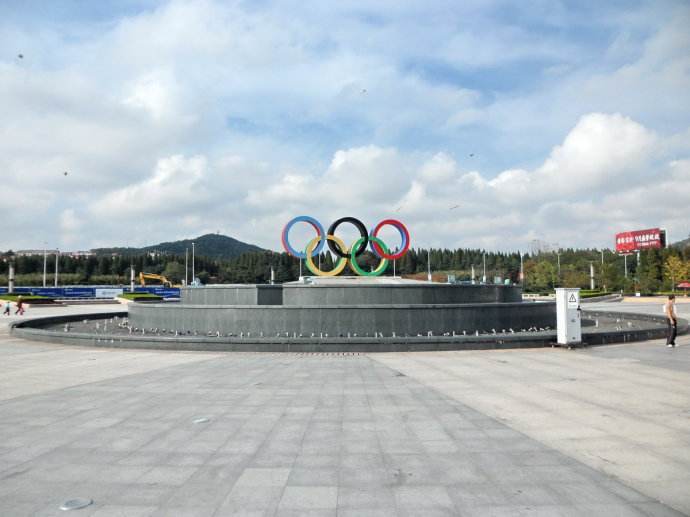 青島市的匯泉廣場,是島城最大的草坪廣場