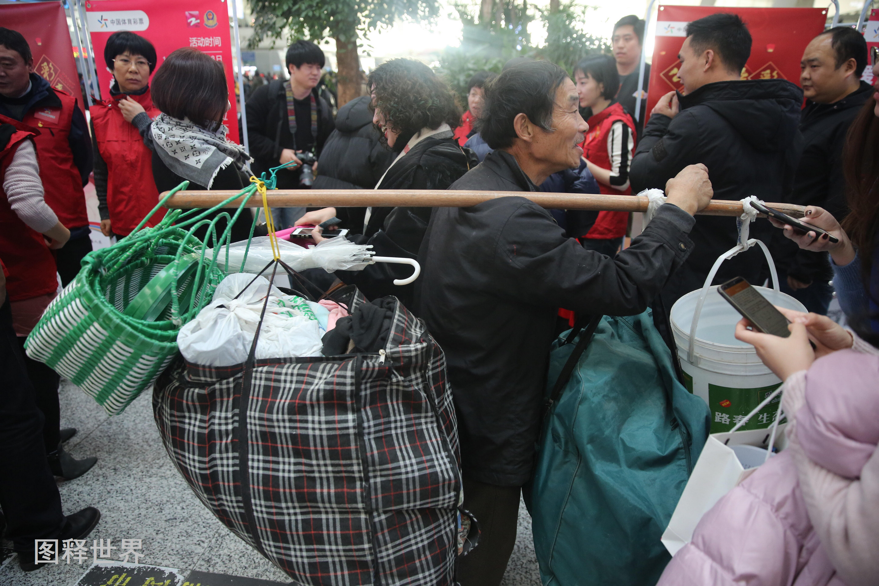 春运行李多样性 民工蛇皮袋油漆桶少了 拉杆箱滑轮箱多了