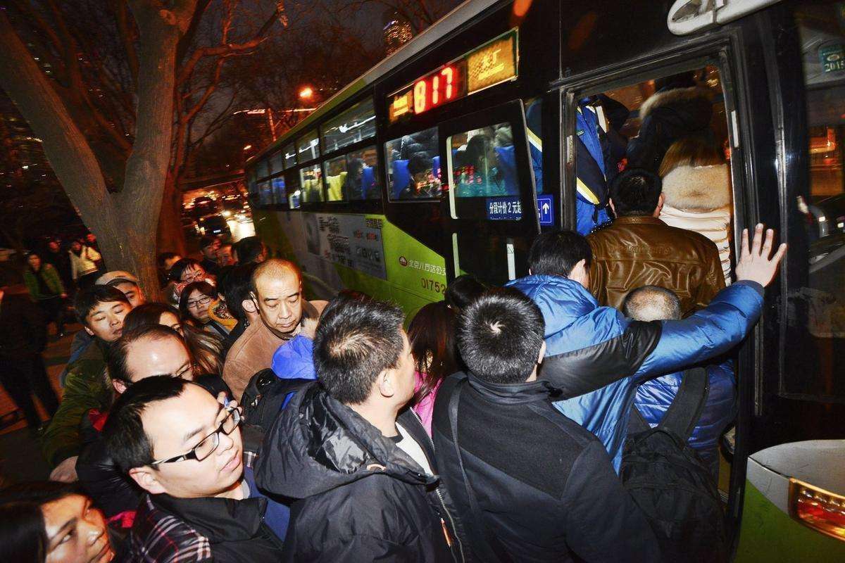 公交车载客人数45人,为什么挤了100多人交警也不管?原来是这样