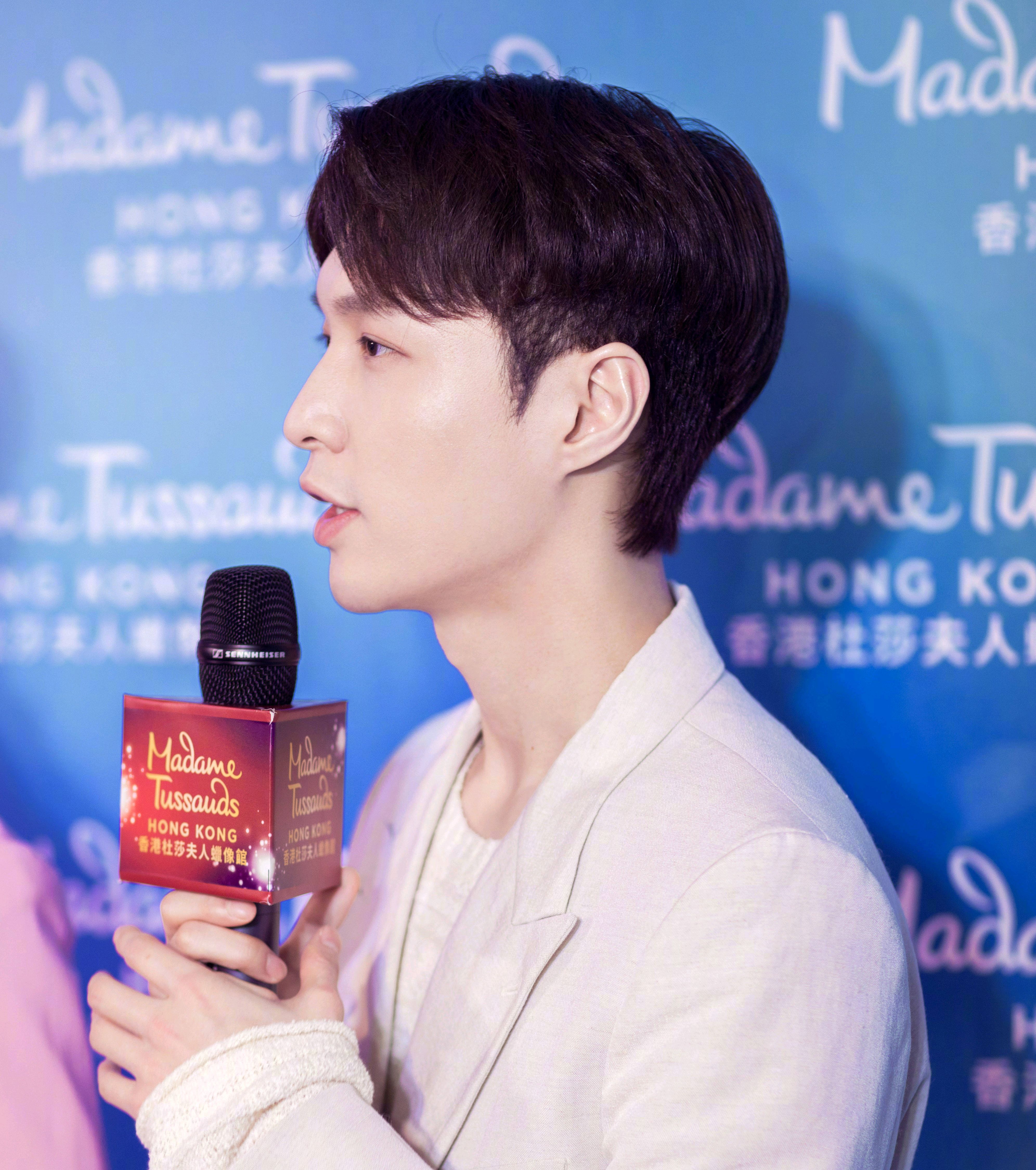 张艺兴第三尊蜡像入驻香港杜莎蜡像馆,再次遇见l型手势