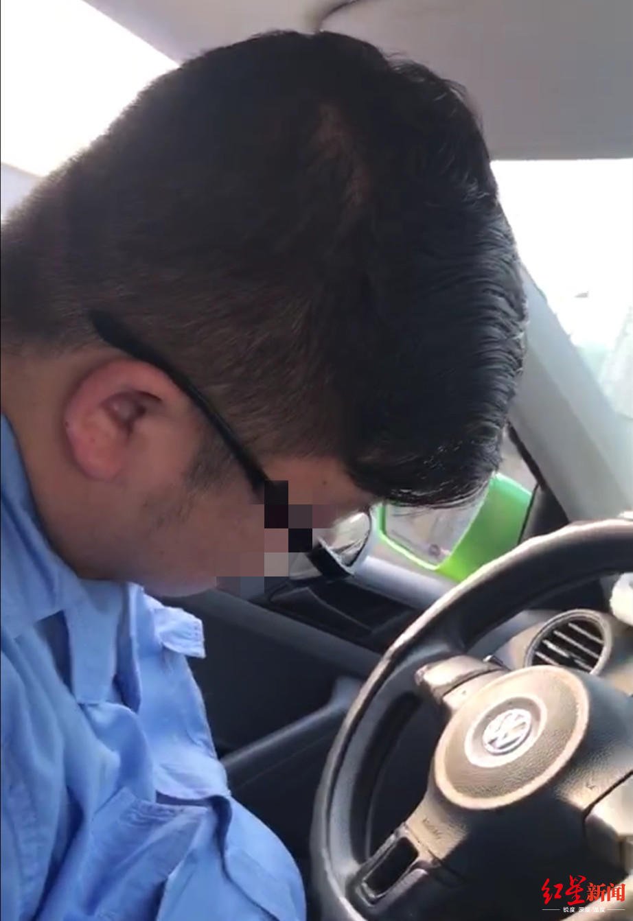 成都一出租车司机边开车边打瞌睡 所属公司:确认,正在核查