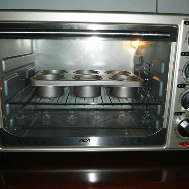 做了奶油双色杯子蛋糕,成品果然特别有型,连一向不爱吃奶油的老公也