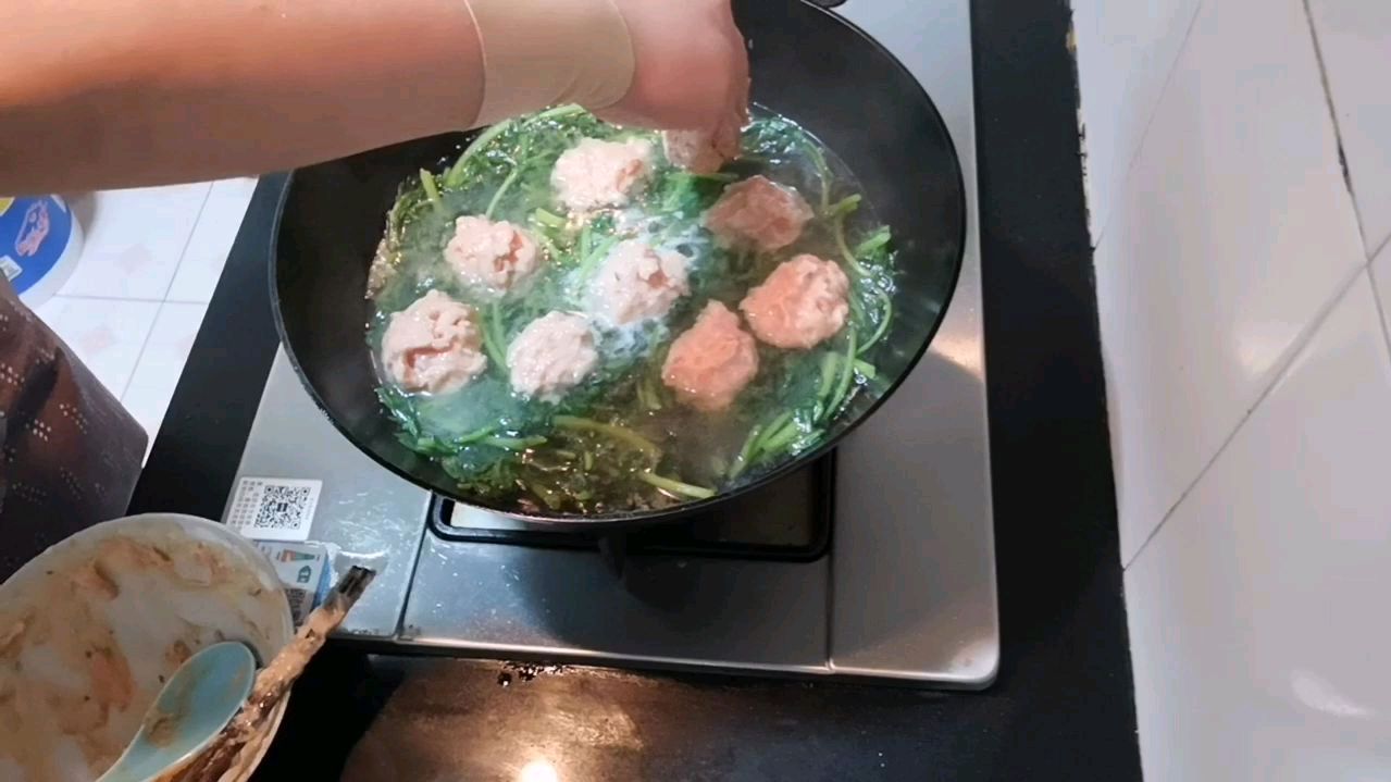 小桑今天用肉、茼蒿做好吃的,营养又不失美味,朋友:好吃
