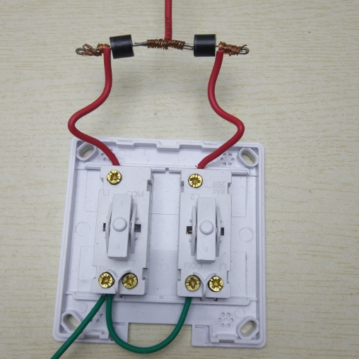电工小实验,用一公共电线控制线开关两个灯