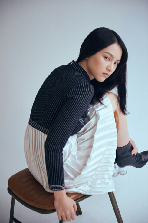 1月30日,演员黄灿灿曝光一组冬日清爽写真.