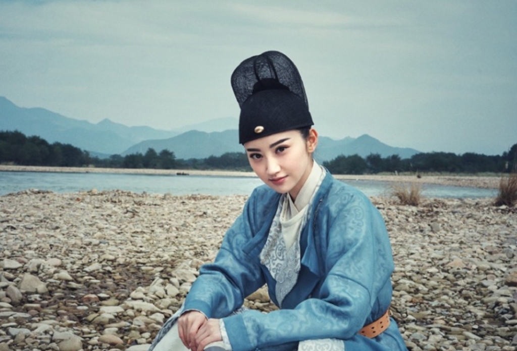 同是女扮男装,唐嫣略显尴尬,景甜英气十足,而她收获万千迷妹!