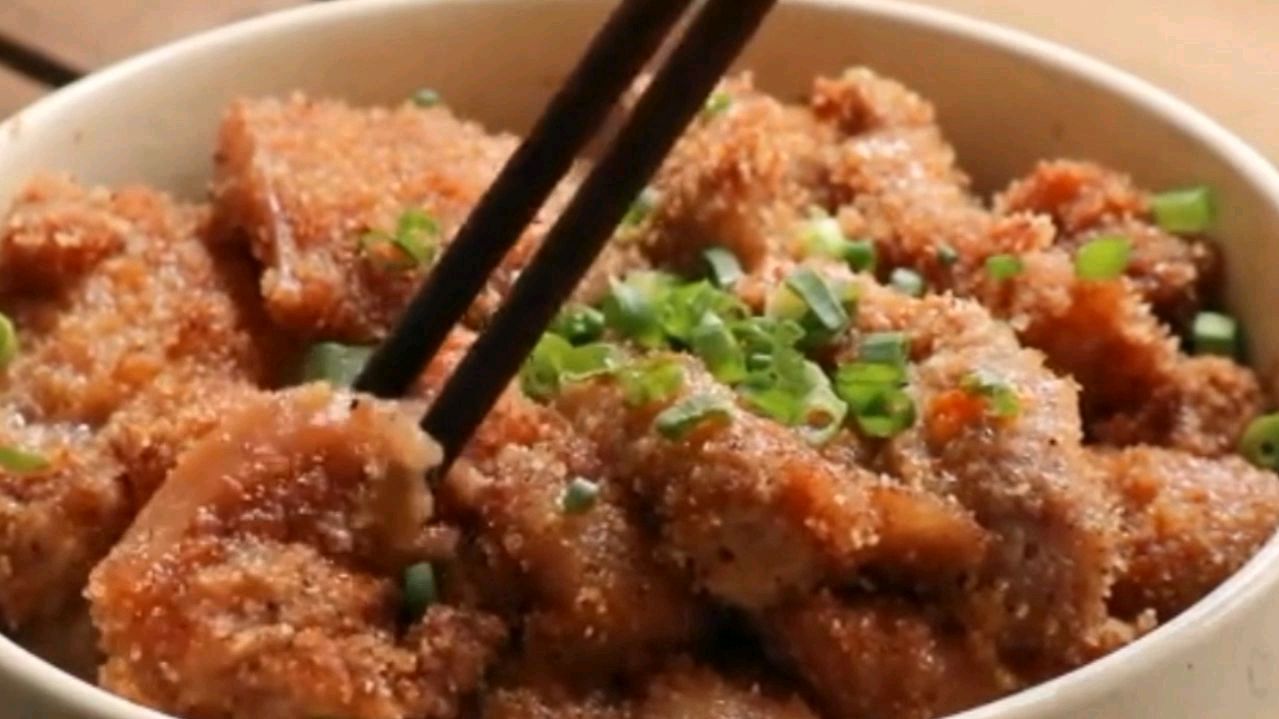 粉蒸肉的正宗做法,肉软糯入味,吃起来肥而不腻,招待客人倍有面