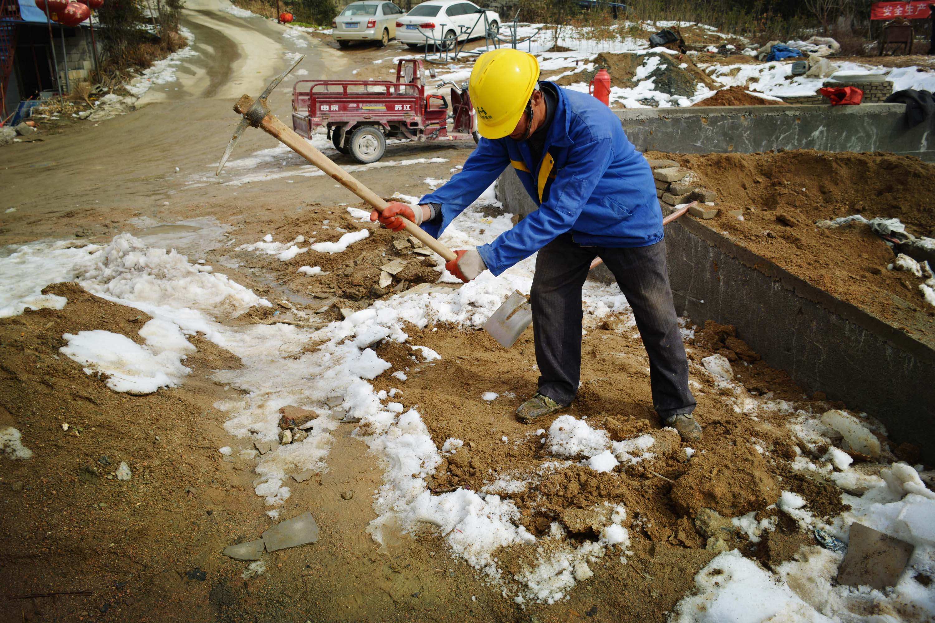 60岁大爷做苦力胜似小伙 每天挣百元幸福感十足