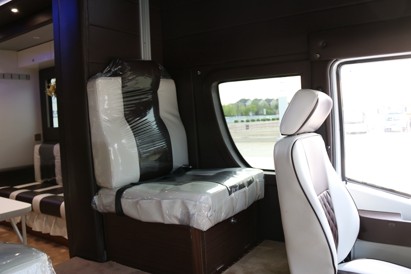 陆上豪华游艇!上汽红岩杰狮房车