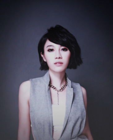 方宥心客厅堆满衣服 联合星光帮姊妹清10箱义卖