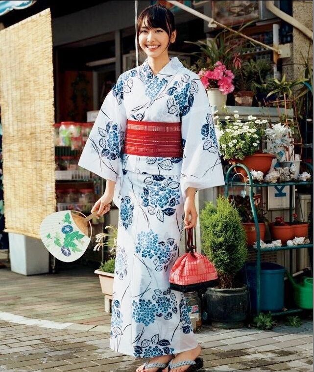 韩服,即韩国朝鲜族的传统服饰,我们常见的韩服叫赤古里裙.