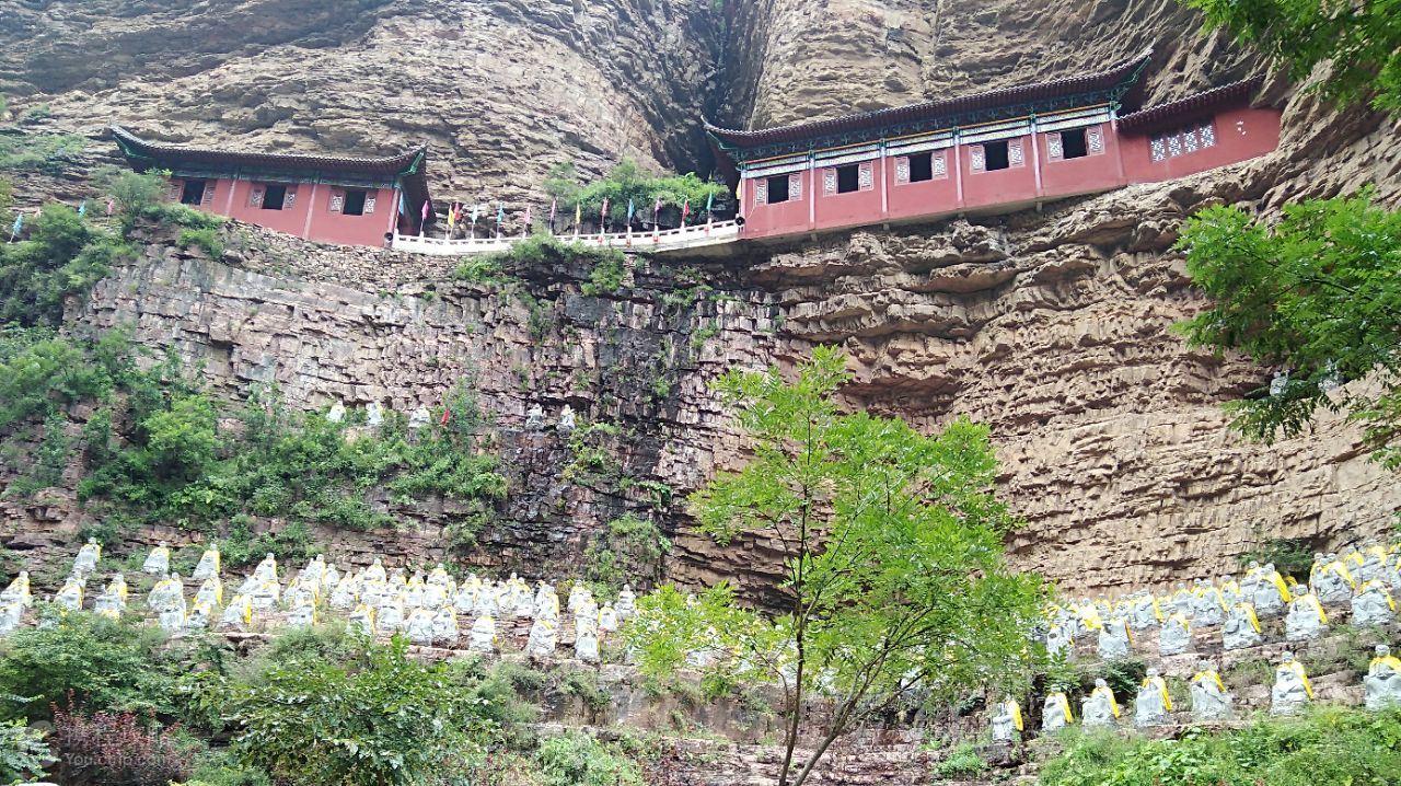去的时候正在下雨,但雨中的山林更显得娇翠,清新,景