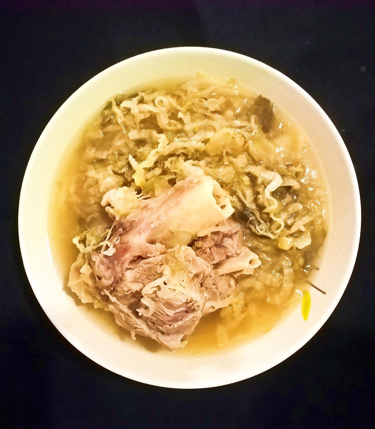 东北特色:大骨头棒炖酸菜,东北人都在吃的美食
