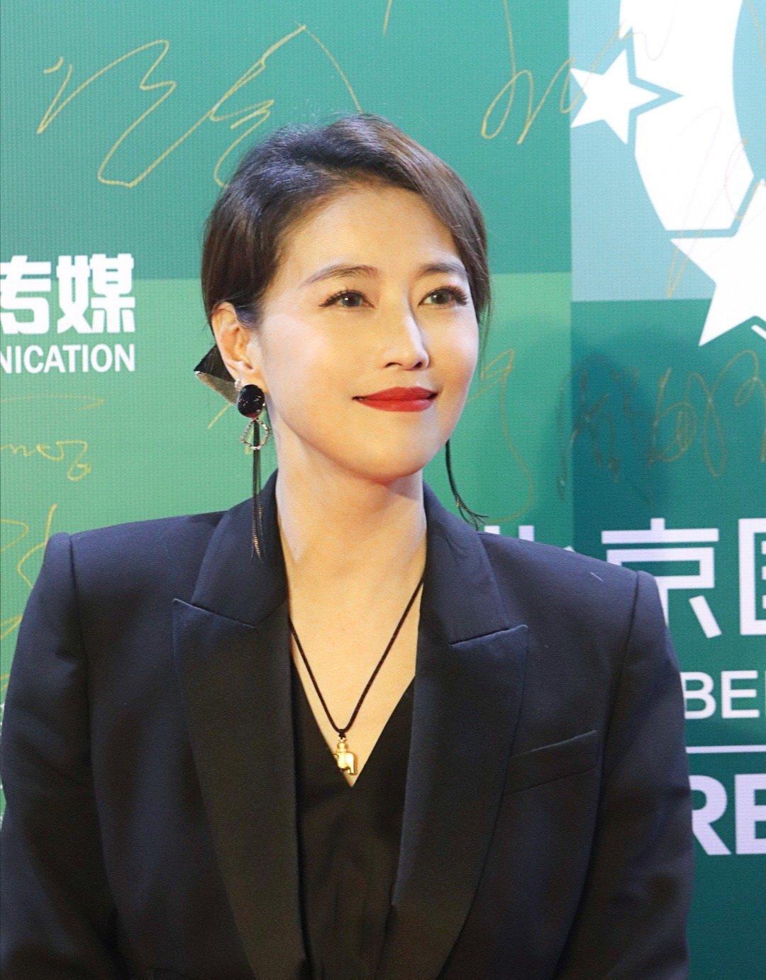 周海媚好有少女感!54岁能将衬衫裙穿出甜美风,齐刘海好减龄