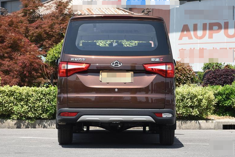 长安欧诺,整车观感十分大气,拥有炫酷的外形,给人一种豪华感