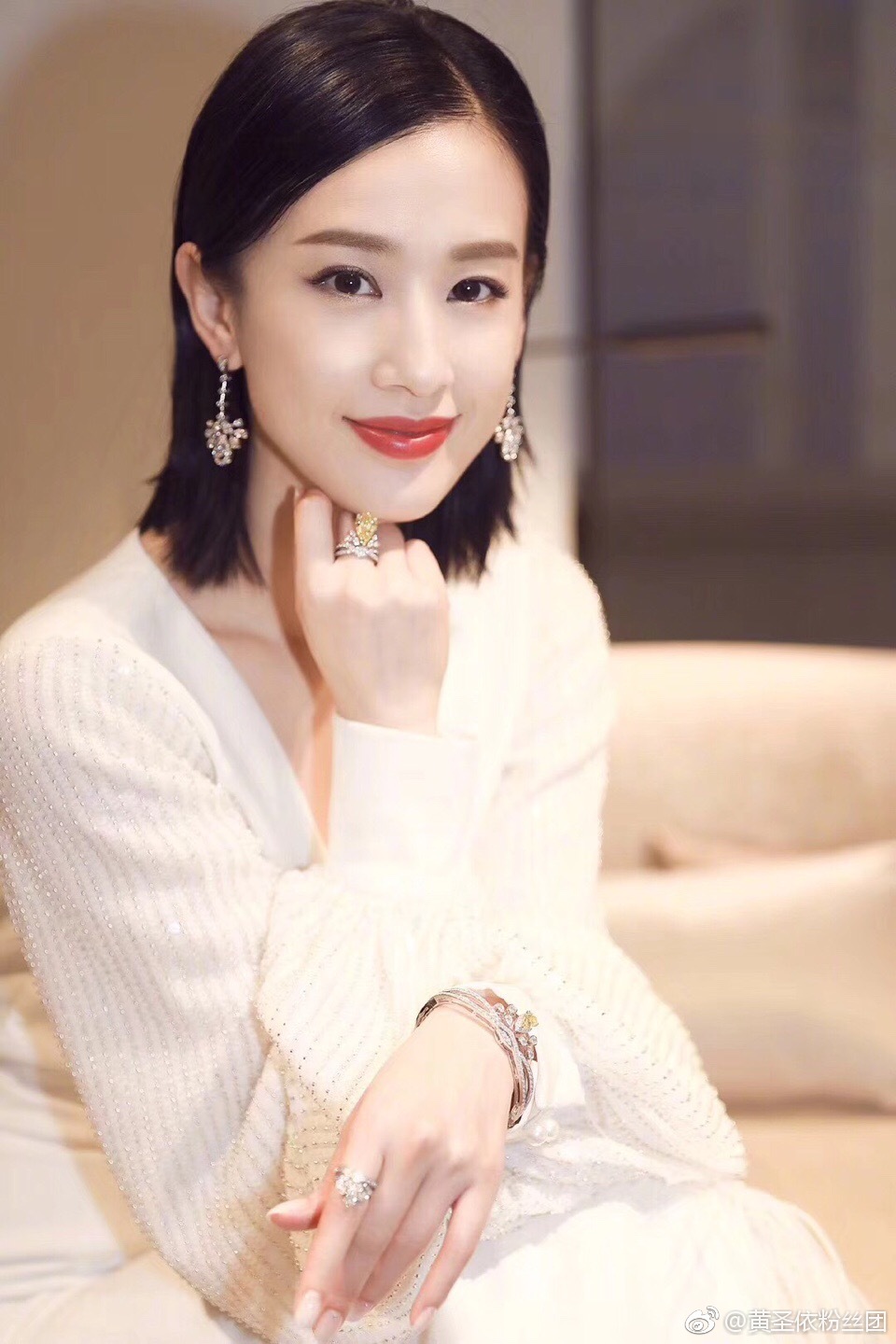 在黑色的衬托下,黄圣依的皮肤看起来更加白皙,挂脖的流苏上衣小秀香肩