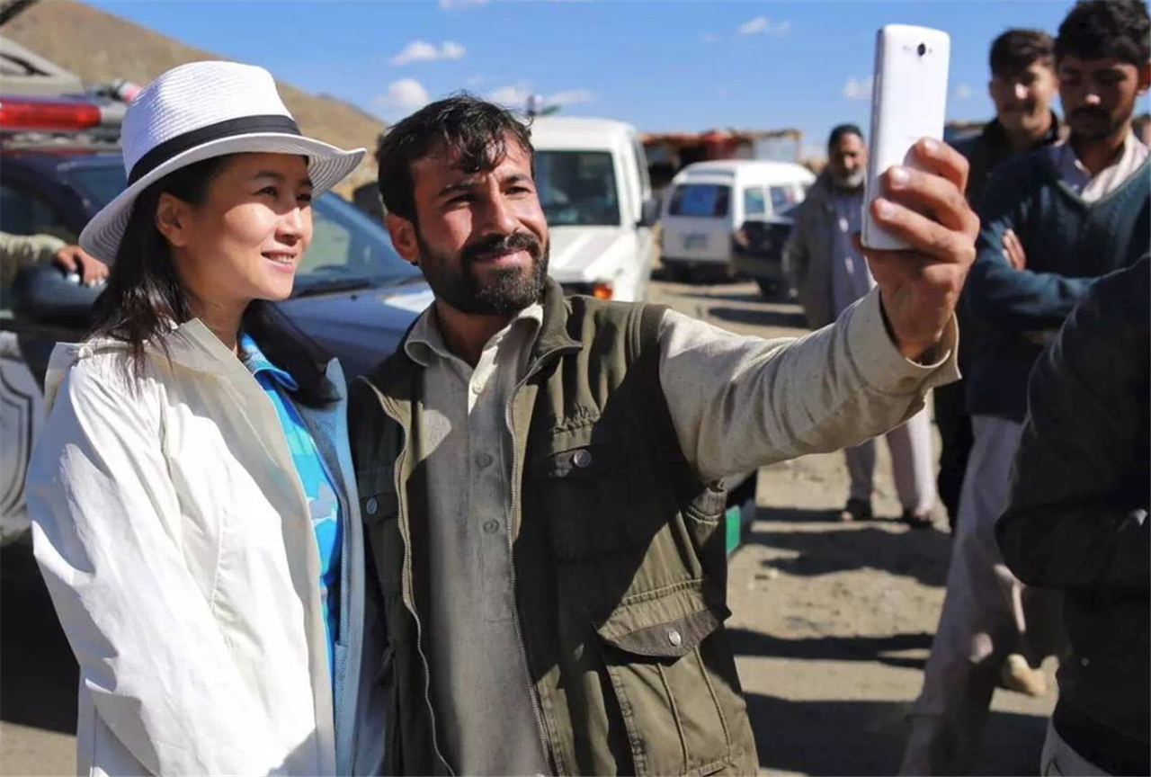 印度人为什么喜欢和中国游客合影,他们回答是:中国人长相好看