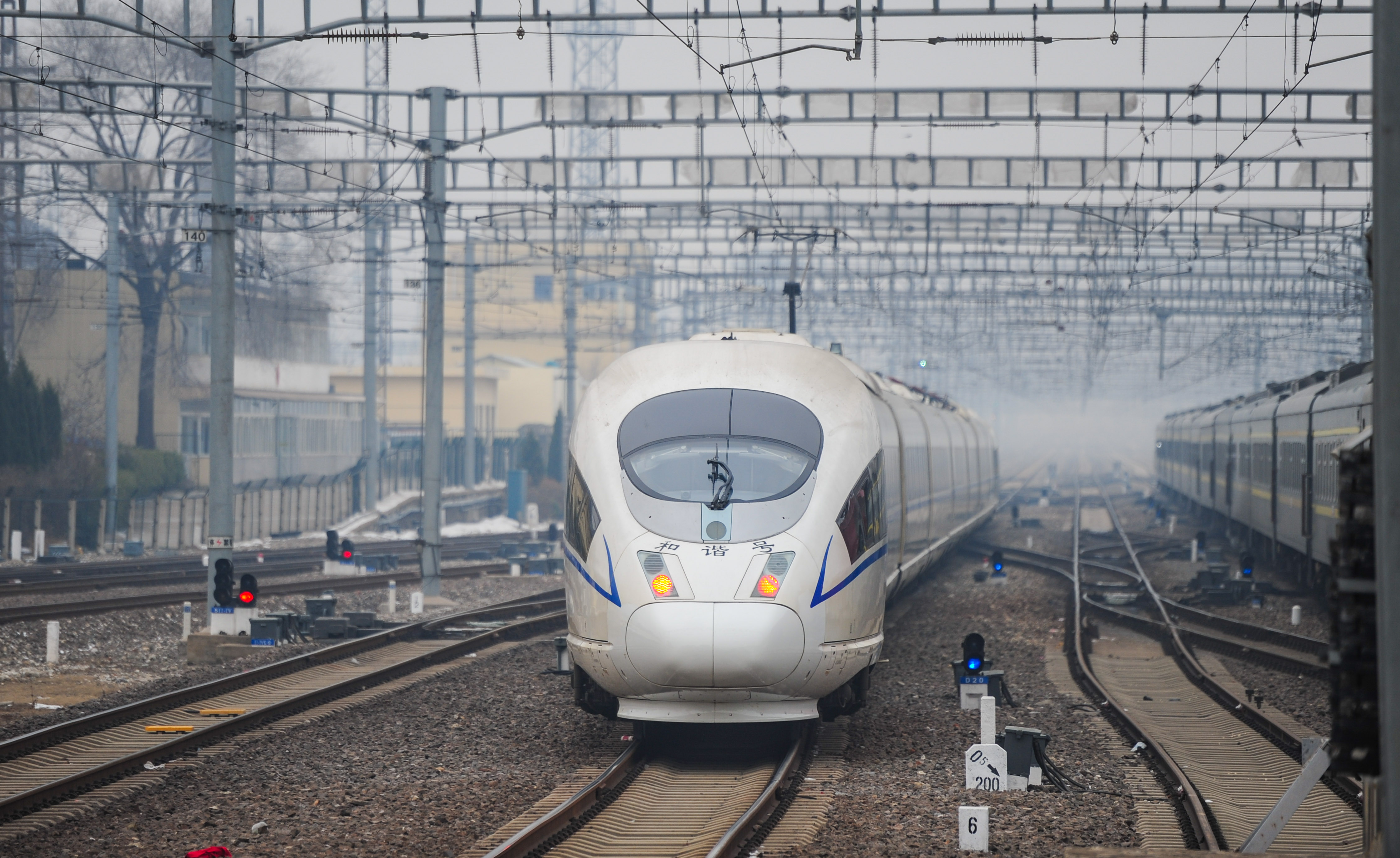 1月4日,一列復興號動車組列車行駛在滬寧城際高鐵無錫段.