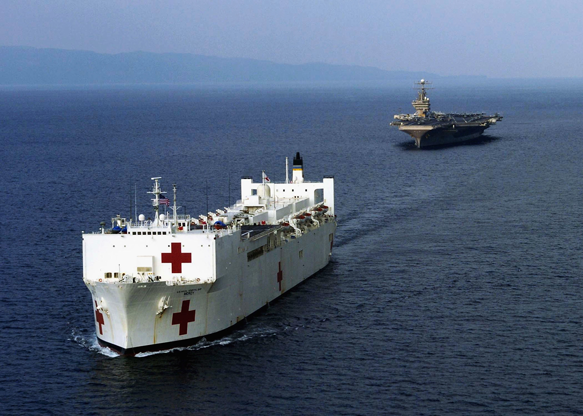 美国医疗舰"仁慈号"抵达洛杉矶,市长警告恐成下一个纽约