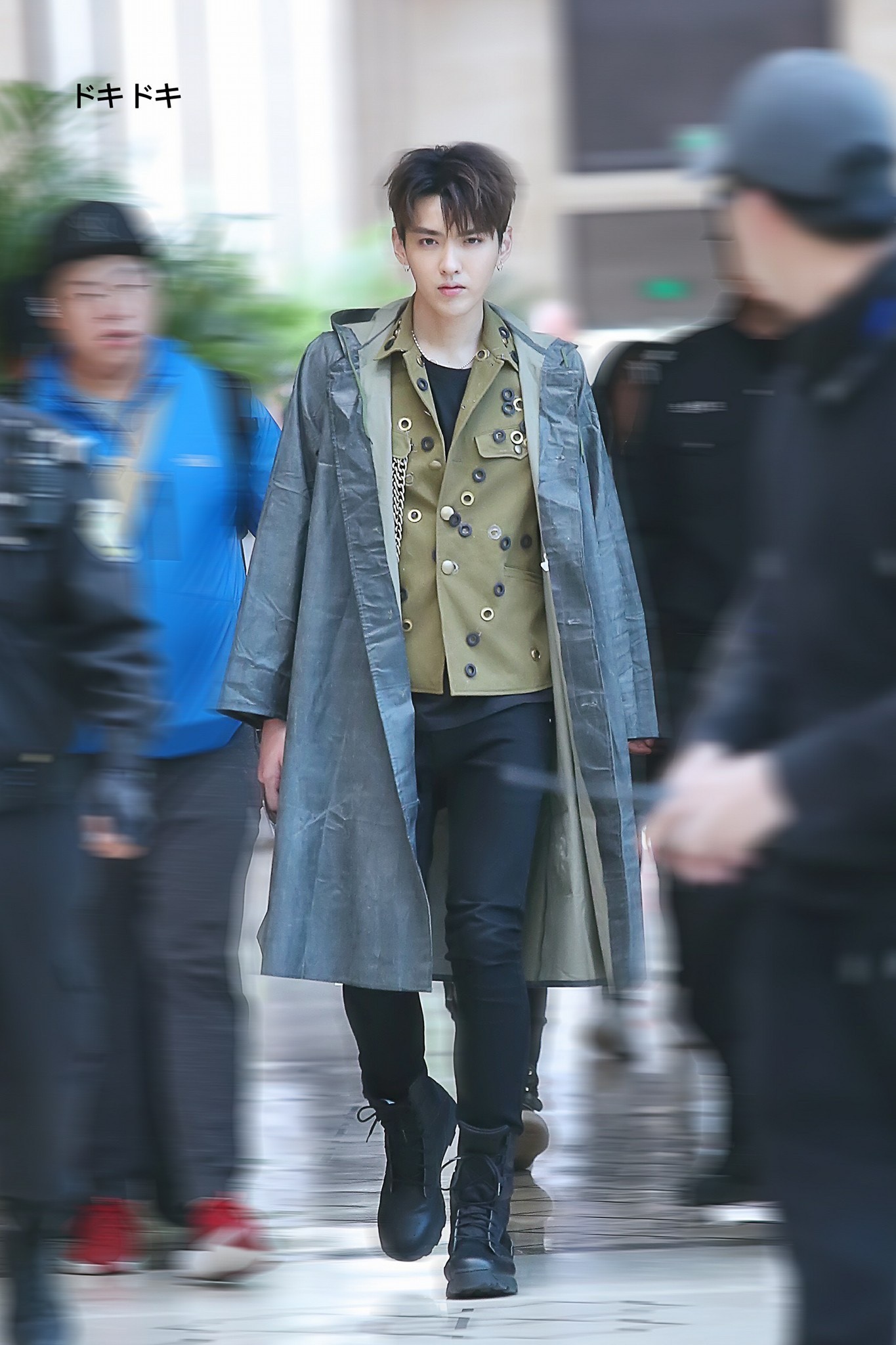 迪丽热巴穿雨衣大秀性感,吴亦凡同款雨衣售价竟然不足百元