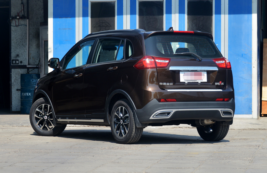 金杯华晨华瑞智尚s35这款车的车身线条很流畅,感觉整个车身都比较修长