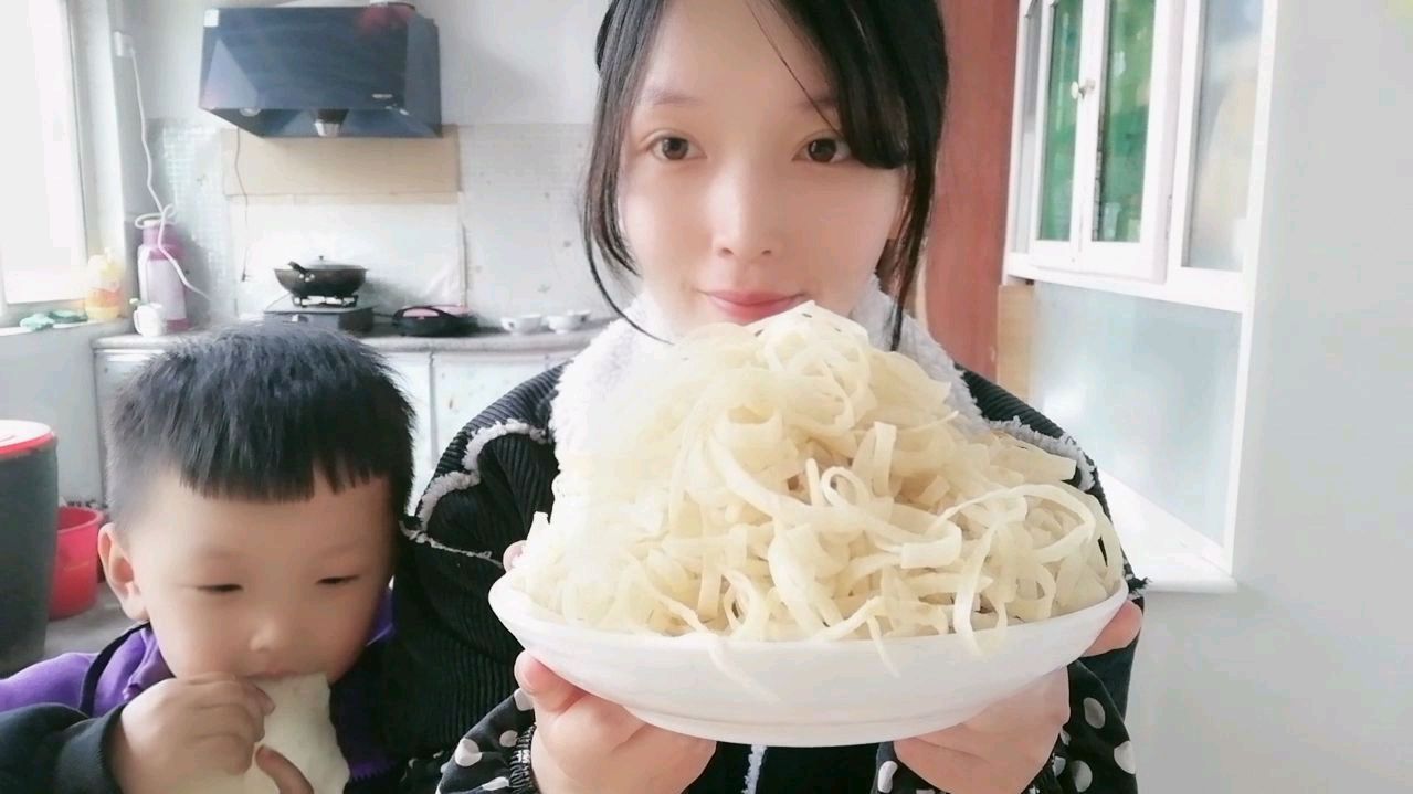 山东媳妇教你烙饼丝,口感香软,凉了也不硬