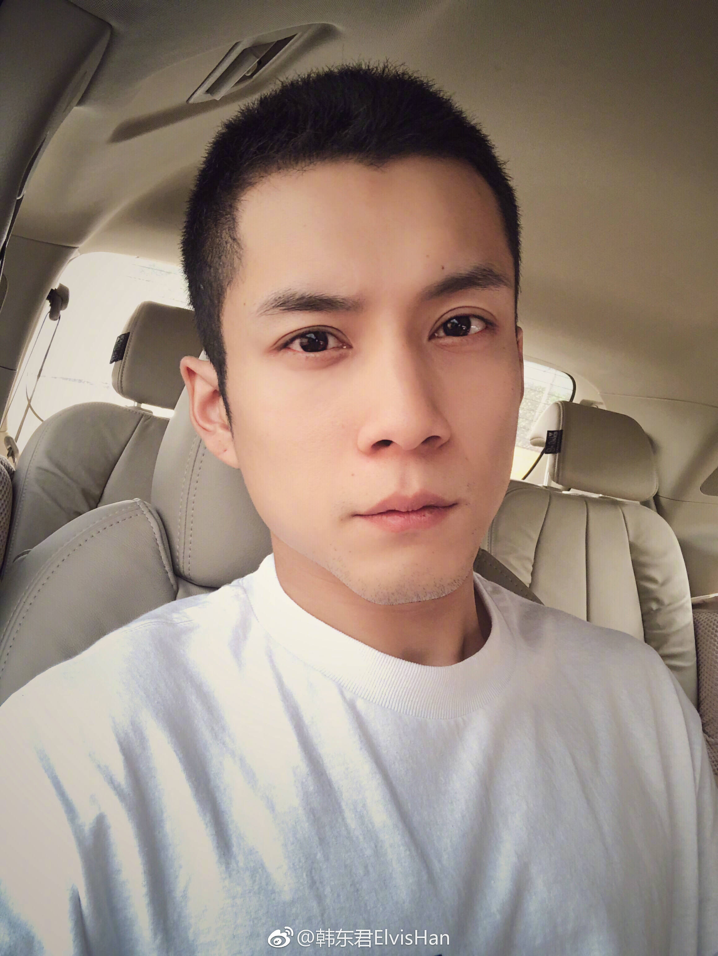 深夜放毒:韩东君小平头 绿色套装,笑起来简直就是雅痞本人了!