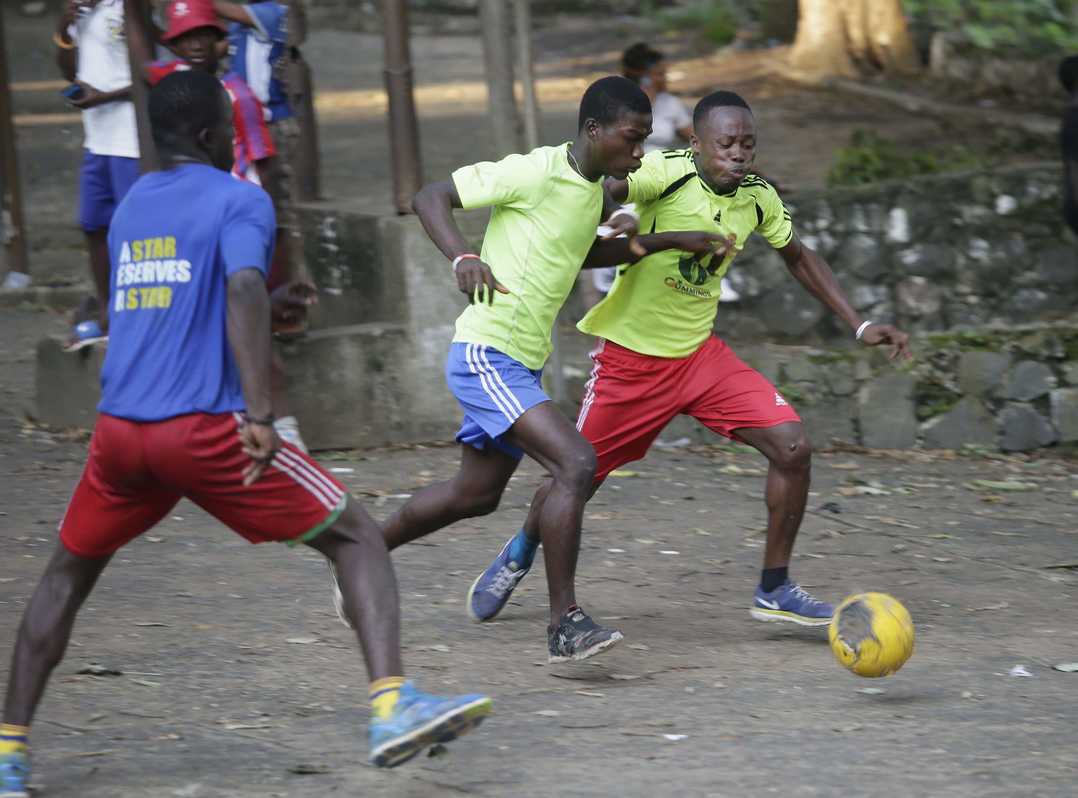 新华社照片,外代,2019年7月20日    (外代二线)(7)利比里亚的街头足球