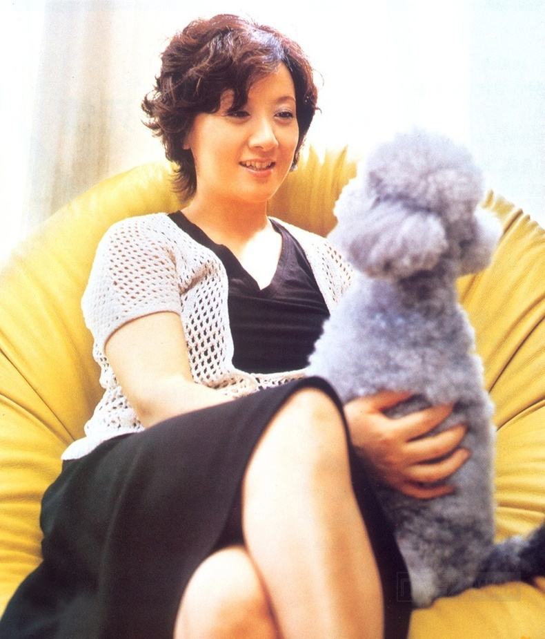 61岁邓婕近照,女儿隐藏了整整10年,网友:和张国立越来越像