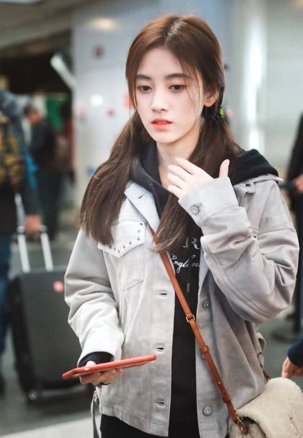 鞠婧祎梳双马尾现身 甜美精致少女感十足