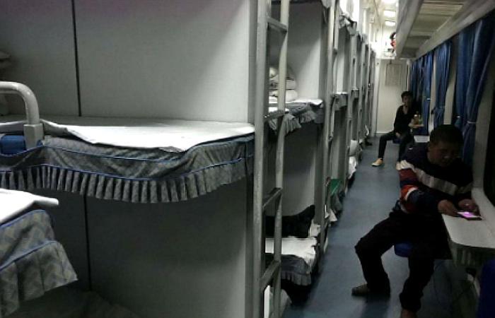 购买的火车硬卧下铺被老人占了该怎么做?高情商人选择这样的办法