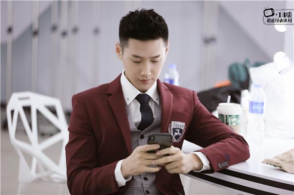 演员王炳翔现身法国 连换四套造型展现超凡时尚表现力