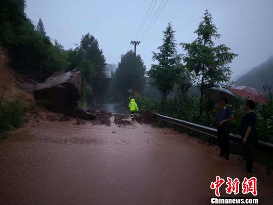 暴雨袭击四川巴中 多个乡镇街道被淹致上千人转移