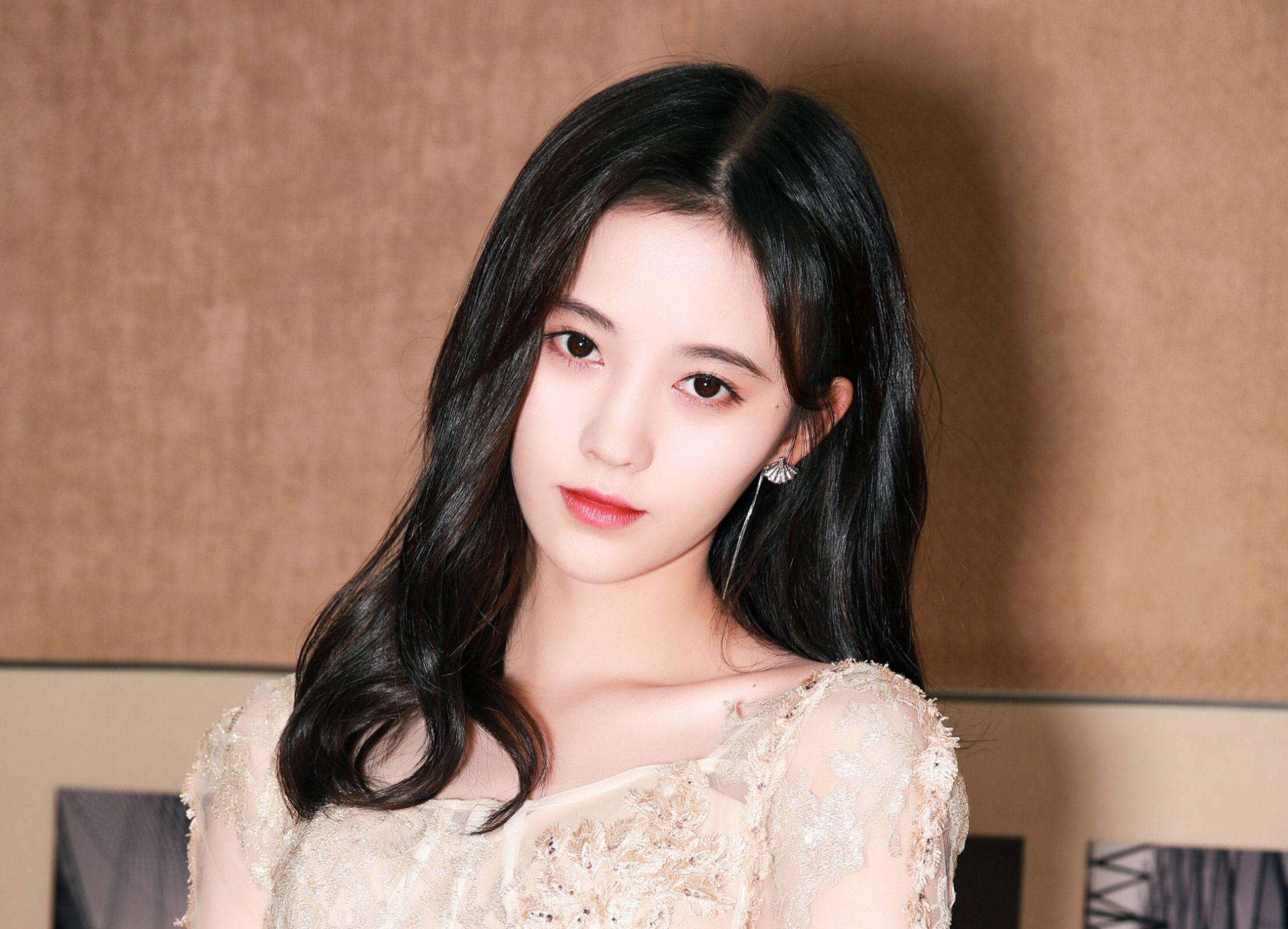 鞠婧祎美到什么程度,看到这些照片后,网友:这腿会发光!