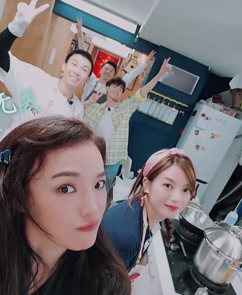 舒淇面容憔悴,白举纲这一举动得到网友的一致好评,舒淇幸福满满