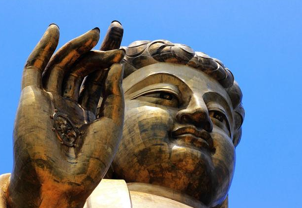 据资料记载,大佛工程耗时12年,铸造使用铜3300吨,黄金108公斤,特殊