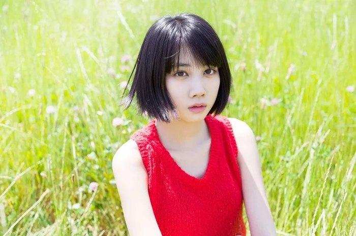 演员松本穗香将于9月13日发行首部写真书《negative pop》,书中展现