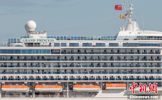 "至尊公主号"邮轮乘客站在阳台上向外张望.