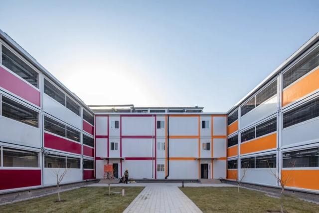 北京小汤山医院披上"彩虹"